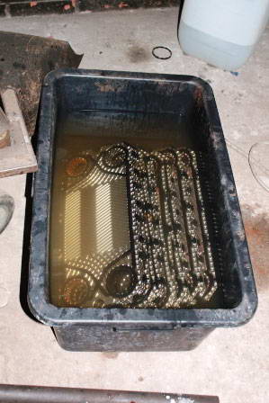 Пластины теплообменника отмачиваются в химическом реагенте при разборной химической очистке Пластины теплообменника отмачиваются в химическом реагенте при разборной химической очистке